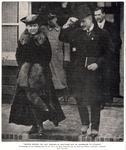 300725 Afbeelding van Koningin Wilhelmina met naast haar mr.dr. W.A. van Zijst, voorzitter van de Raad van Beheer van ...